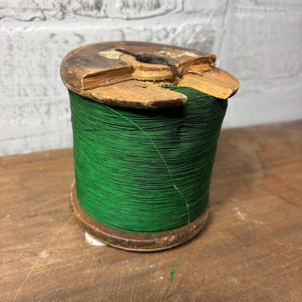 Vintage Wooden Spool with Emerald Green Thread - Picture 2 of 4